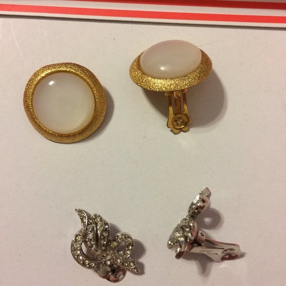 Four Pairs Vintage Clip on Earrings - Picture 4 of 6